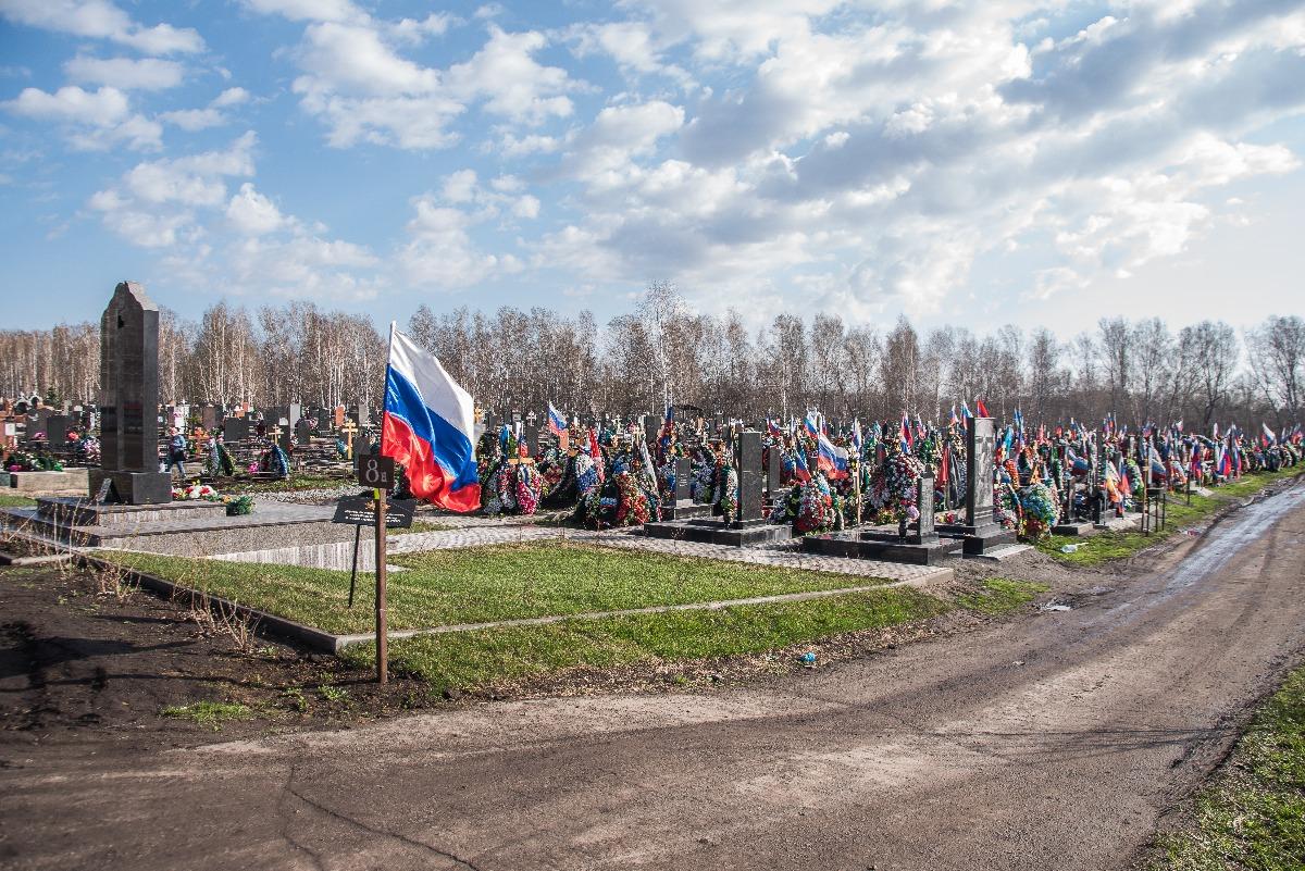 Фото В Новосибирске опубликованы кадры поминовения бойцов СВО в Радоницу 2